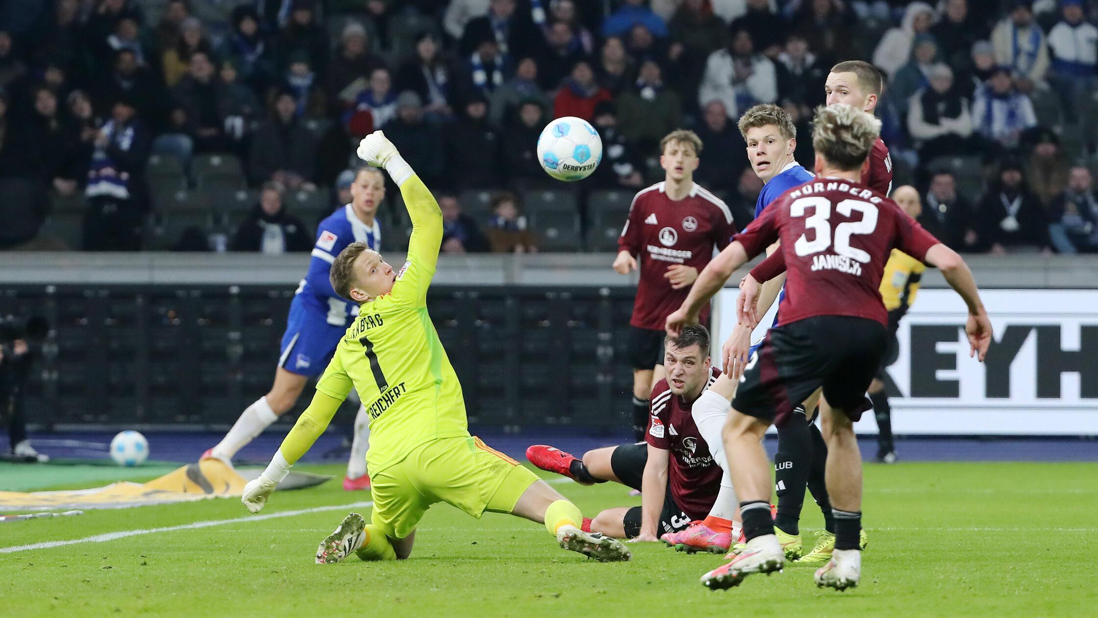23. Spieltag (21.2.2025): Das 0:0 an diesem Freitagabend im Berliner Olympiastadion wird nicht wegen der eher schmeichelhaften Punkteteilung gegen die Hertha in die Geschichte eingehen. Wohl aber wegen der Jugend der Club-Mannschaft: Obwohl mit Robin Knoche und Ondrej Karafiat zwei Spieler auf dem Platz stehen, die die magische 30 schon überschritten haben, ist die Startelf gerade einmal 23,3 Jahre alt.