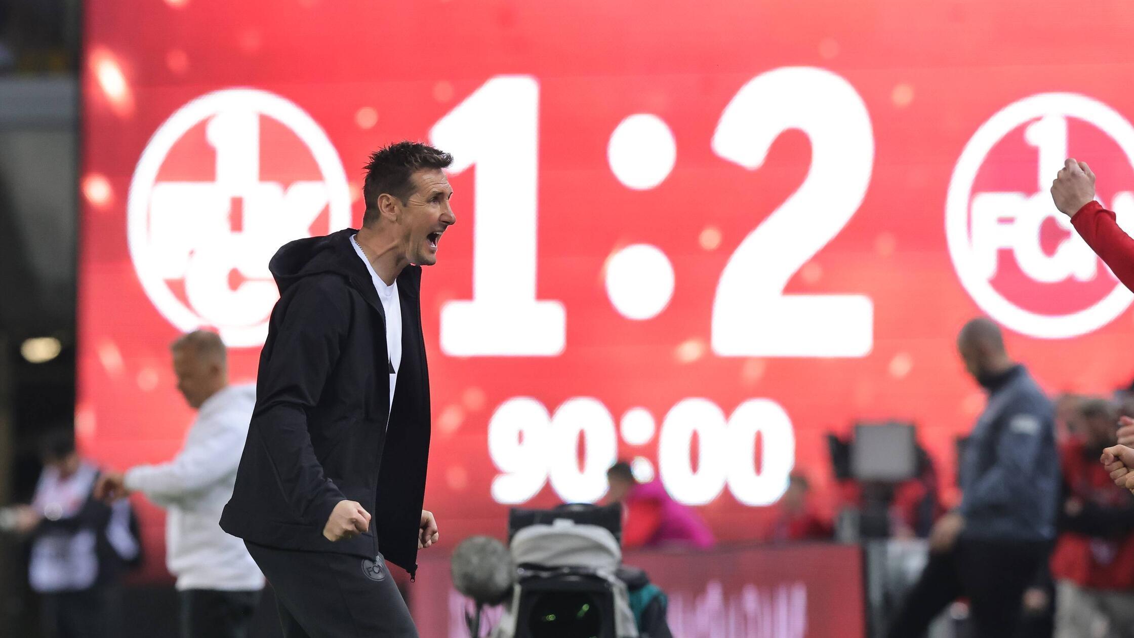 29. Spieltag (12.4.2025): Miroslav Klose kehrt im April als Trainer zurück auf den Betzenberg - und wird von den Lauterer Fans frenetisch gefeiert. Trotzdem entführt die Vereinslegende mit seinem neuen Club drei Punkte aus der Pfalz. Es soll der letzte Sieg bis zum letzten Spieltag bleiben.