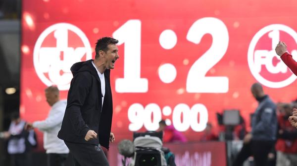 29. Spieltag (12.4.2025): Miroslav Klose kehrt im April als Trainer zurück auf den Betzenberg - und wird von den Lauterer Fans frenetisch gefeiert. Trotzdem entführt die Vereinslegende mit seinem neuen Club drei Punkte aus der Pfalz. Es soll der letzte Sieg bis zum letzten Spieltag bleiben.