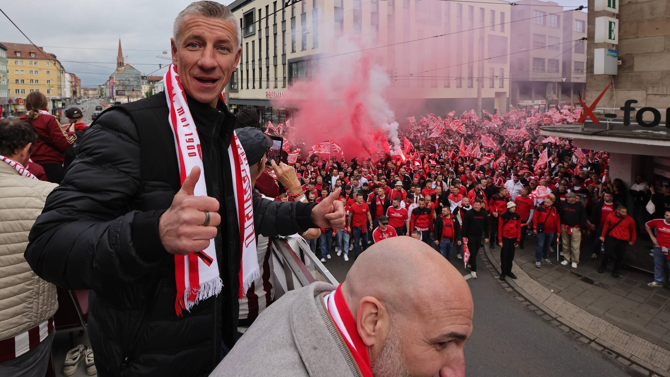 4. Mai 2025: Der Frühling steht beim Club und eigentlich in der ganzen Stadt gänzlich im Zeichen des 125. Vereinsjubiläums des 1. FC Nürnberg. Die Feierlichkeiten finden ihren Höhepunkt am Geburtstag des Vereins - samt eines imposanten Fanmarsches von der Innenstadt zum Stadion, begleitet von vielen prägenden Figuren.