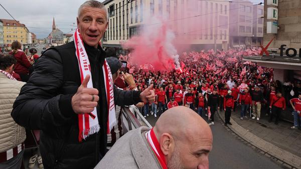 4. Mai 2025: Der Frühling steht beim Club und eigentlich in der ganzen Stadt gänzlich im Zeichen des 125. Vereinsjubiläums des 1. FC Nürnberg. Die Feierlichkeiten finden ihren Höhepunkt am Geburtstag des Vereins - samt eines imposanten Fanmarsches von der Innenstadt zum Stadion, begleitet von vielen prägenden Figuren.