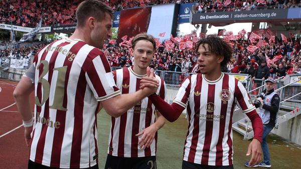 32 Spieltag (4.5.2025): Das Spiel selbst gerät dabei zur Nebensache - zum Glück, denn am Ende steht trotz eines sehenswerten Fallrückziehers von Janis Antiste eine 1:3-Niederlage und der endgültige Abschied aus dem Aufstiegsrennen.