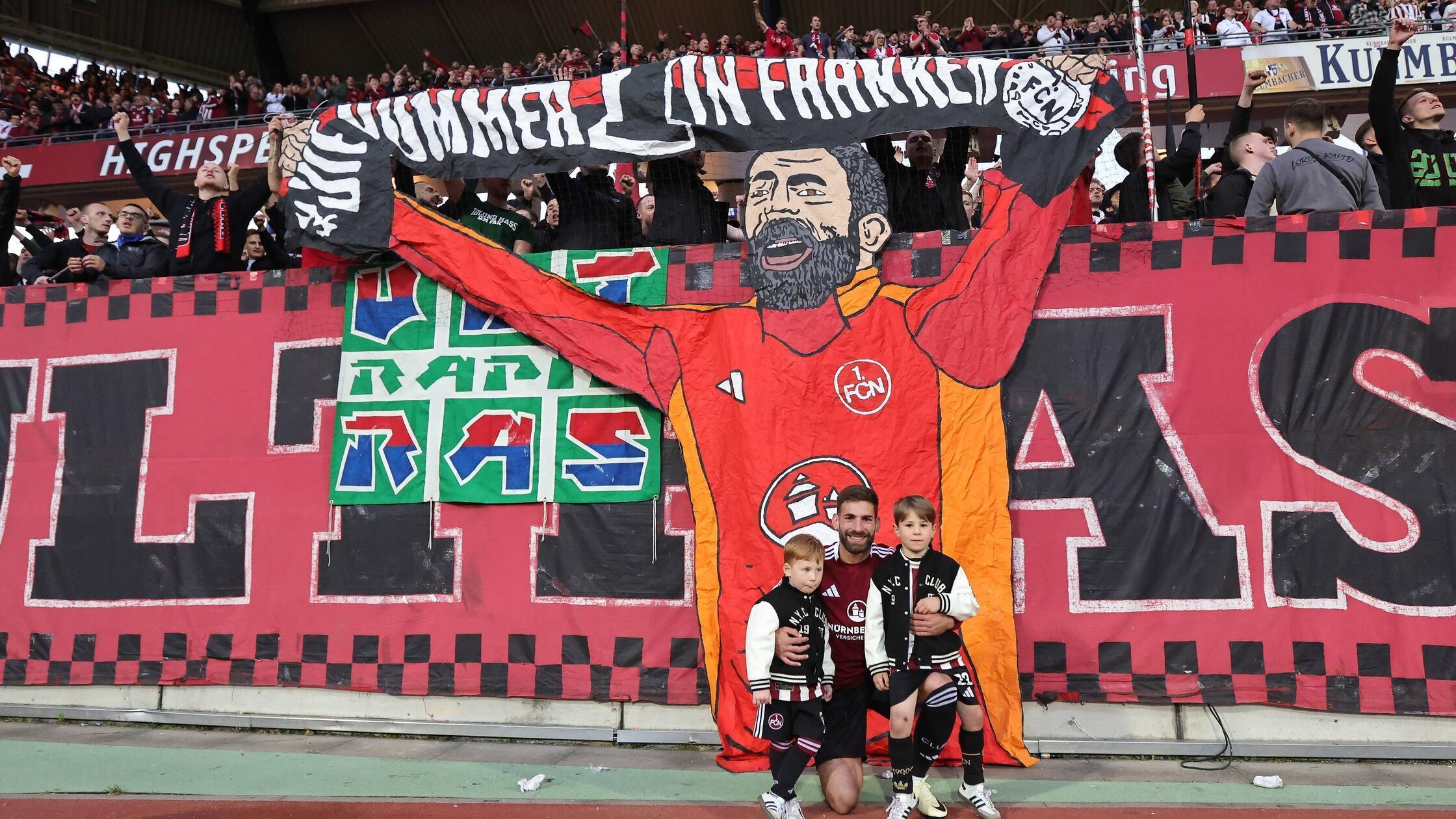 33 Spieltag (9.5.2025): Auch das letzte Heimspiel gegen den 1. FC Köln geht verloren - und auch diese Niederlage gerät anlässlich des Abschieds von Enrico Valentini zur Nebensache. Im Alter von 36 Jahren hängt das Club-Urgestein seine Fußballschuhe endgültig an den Nagel. Dem Verein bleibt er aber treu: Ab nächster Saison betreut Valentini die U14 des Vereins.