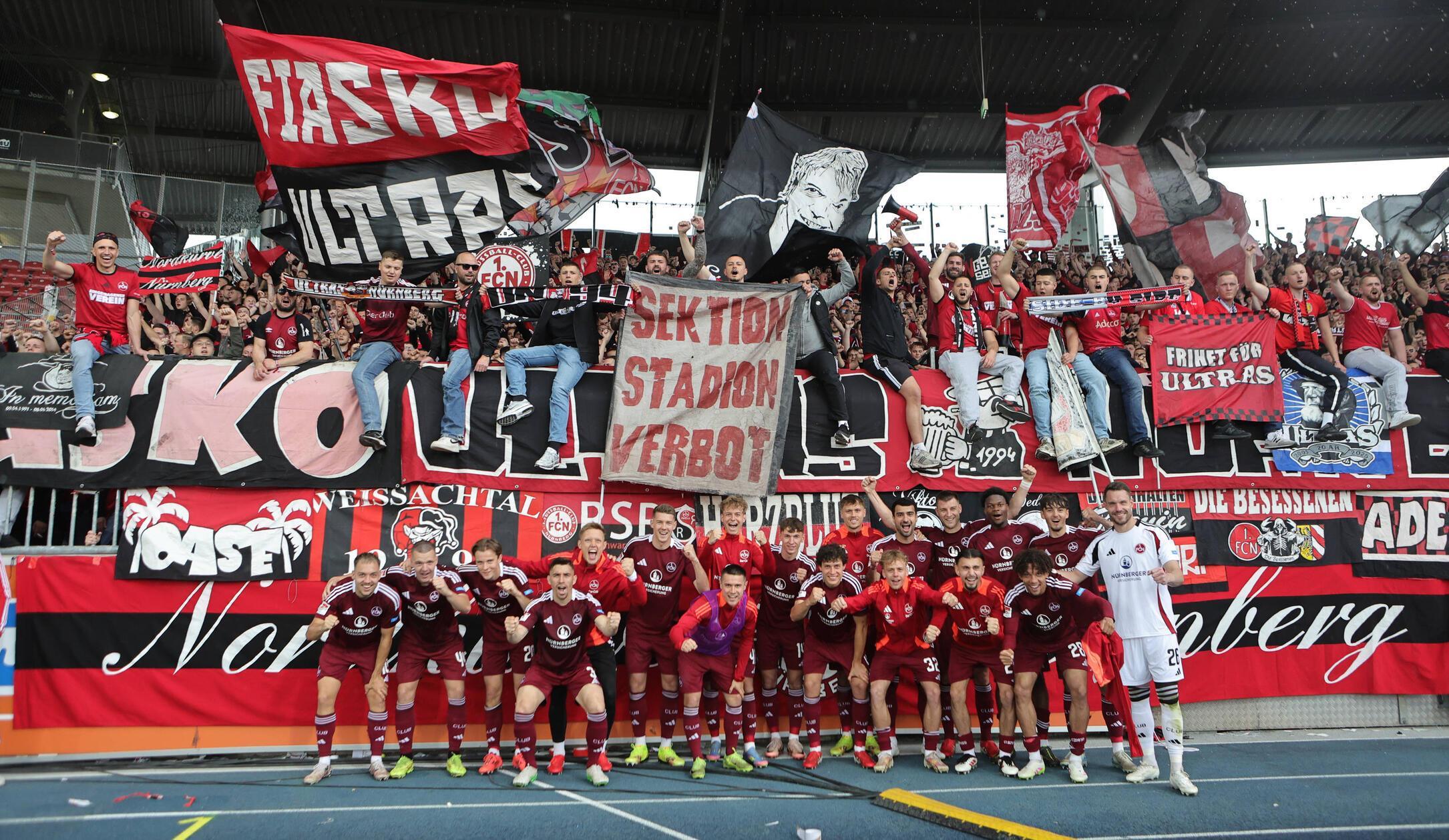 34. Spieltag (18.5.2025): Die Saison endet mit einem fulminanten Sieg zum Abschluss - obwohl es für den Gegner aus Braunschweig praktisch um alles - den potenziellen Abstieg in Liga 3 im Fernduell mit der SpVgg Greuther Fürth - und den Club quasi um nichts mehr - Platz 10 oder 11 in der Abschlusstabelle - geht. Auffälligster Akteur: Mahir Emreli, der zum 4:1 Auswärtssieg 3 Tore beisteuert. Am Ende gewinnt der Club, Braunschweig muss in die Relegation und die SpVgg Greuther Fürth rettet sich - aus Nürnberger Sicht wohl zum Glück - doch noch aus eigener Kraft. Am Ende steht so Platz 10 in der Tabelle, das Saisonziele einer ruhigen Spielzeit ist erreicht - und der Club steht sportlich dennoch vor dem nächsten Neuanfang.