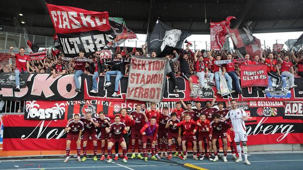 34. Spieltag (18.5.2025): Die Saison endet mit einem fulminanten Sieg zum Abschluss - obwohl es für den Gegner aus Braunschweig praktisch um alles - den potenziellen Abstieg in Liga 3 im Fernduell mit der SpVgg Greuther Fürth - und den Club quasi um nichts mehr - Platz 10 oder 11 in der Abschlusstabelle - geht. Auffälligster Akteur: Mahir Emreli, der zum 4:1 Auswärtssieg 3 Tore beisteuert. Am Ende gewinnt der Club, Braunschweig muss in die Relegation und die SpVgg Greuther Fürth rettet sich - aus Nürnberger Sicht wohl zum Glück - doch noch aus eigener Kraft. Am Ende steht so Platz 10 in der Tabelle, das Saisonziele einer ruhigen Spielzeit ist erreicht - und der Club steht sportlich dennoch vor dem nächsten Neuanfang.