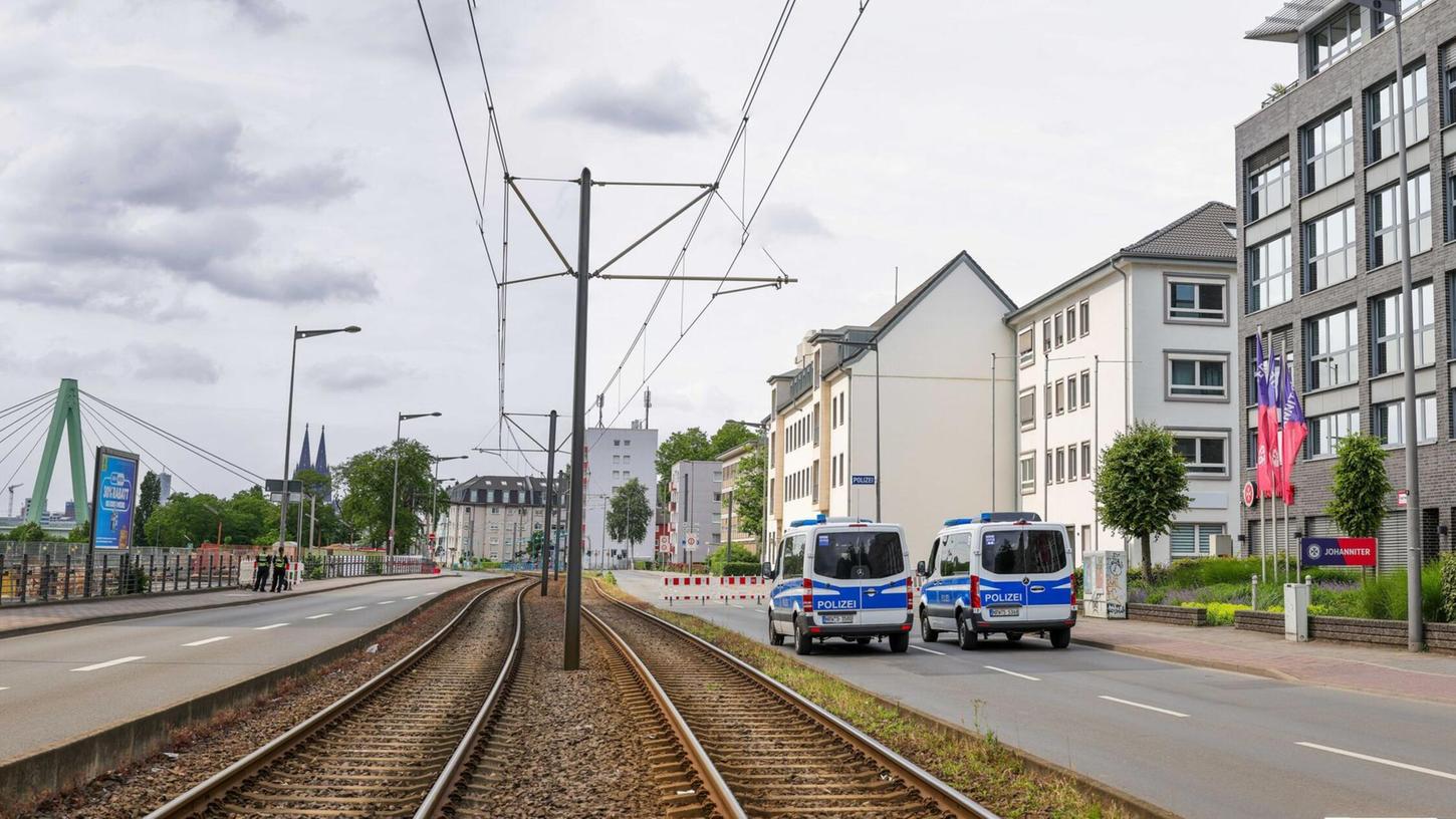 20.000 Menschen mussten ihre Wohnungen verlassen, Straßen wurden gesperrt, auch der Bahnverkehr über den Rhein kam zum Erliegen. 20.000 Menschen mussten ihre Wohnungen verlassen, Straßen wurden gesperrt, auch der Bahnverkehr über den Rhein kam zum Erliegen.