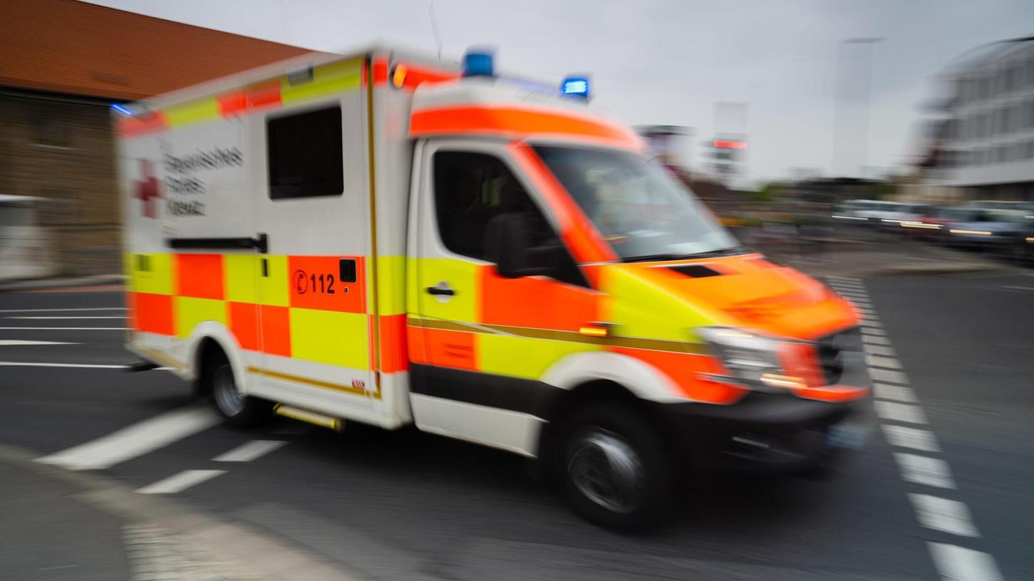Der Rettungsdienst brachte den 13-jährigen Pedelecfahrer ins Krankenhaus. (Symbolbild) Der Rettungsdienst brachte den 13-jährigen Pedelecfahrer ins Krankenhaus. (Symbolbild)