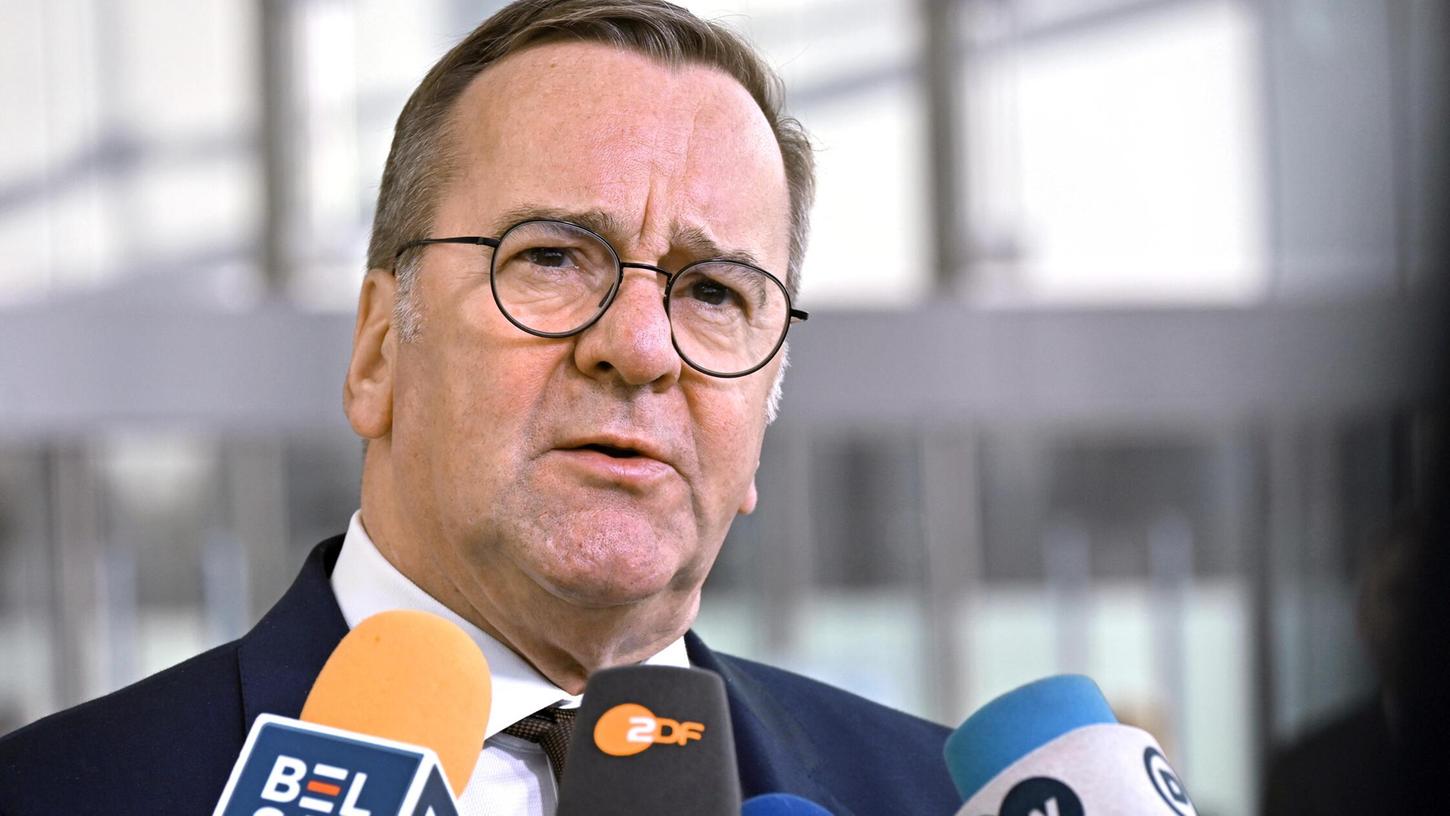 Boris Pistorius (SPD), Bundesminister der Verteidigung, spricht mit Medienvertretern während eines Treffens der Verteidigungsminister der Mitgliedstaaten der sogenannten Koalition der Willigen im Nato-Hauptquartier in Brüssel. Boris Pistorius (SPD), Bundesminister der Verteidigung, spricht mit Medienvertretern während eines Treffens der Verteidigungsminister der Mitgliedstaaten der sogenannten Koalition der Willigen im Nato-Hauptquartier in Brüssel.