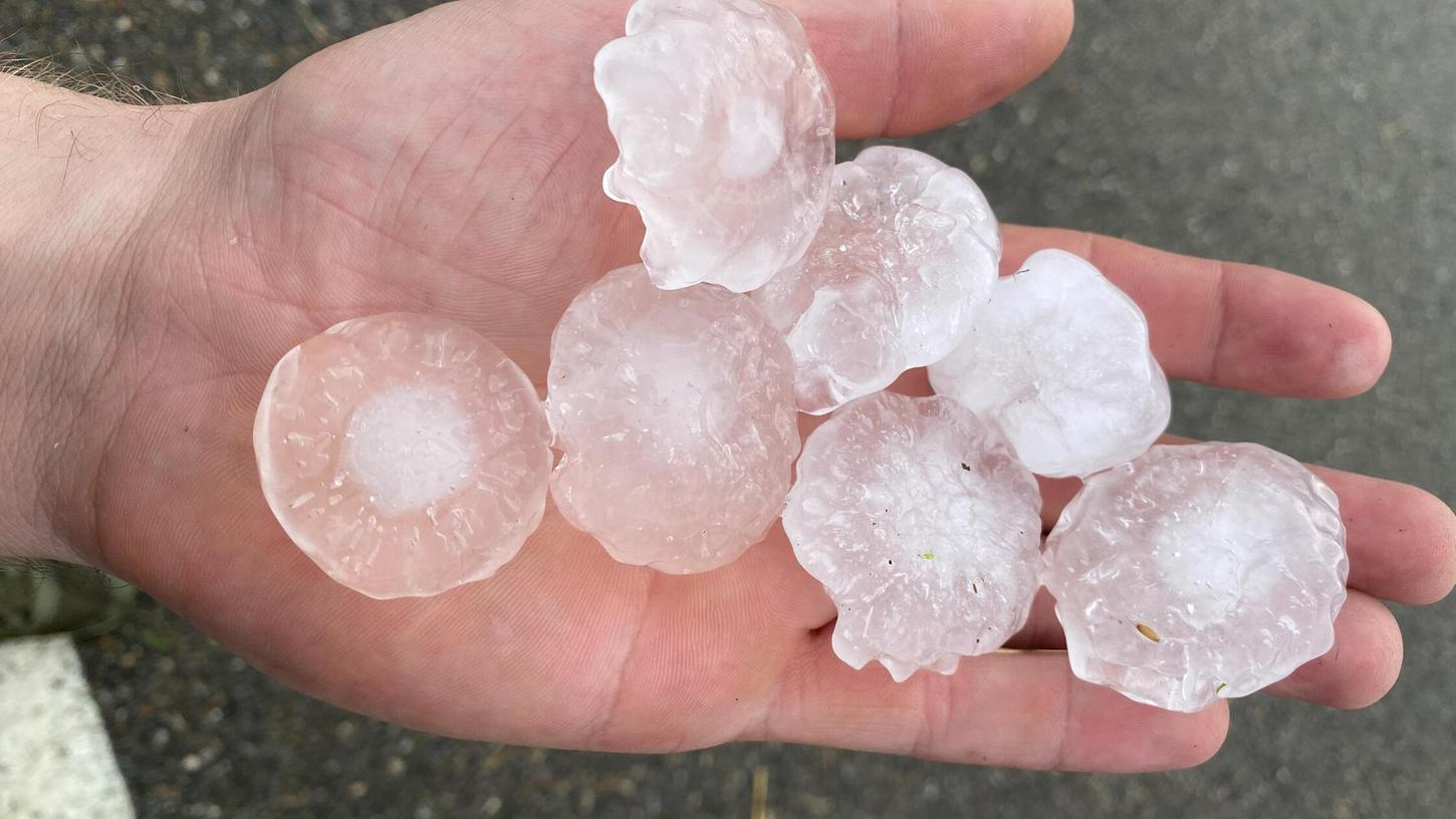 Erneut drohen schwere Unwetter in der Region. Im Extremfall können laut den Fachleuten des Deutschen Wetterdienstes in manchen Gebieten bis zu fünf Zentimeter große Hagelkörner vom Himmel fallen. Erneut drohen schwere Unwetter in der Region. Im Extremfall können laut den Fachleuten des Deutschen Wetterdienstes in manchen Gebieten bis zu fünf Zentimeter große Hagelkörner vom Himmel fallen.