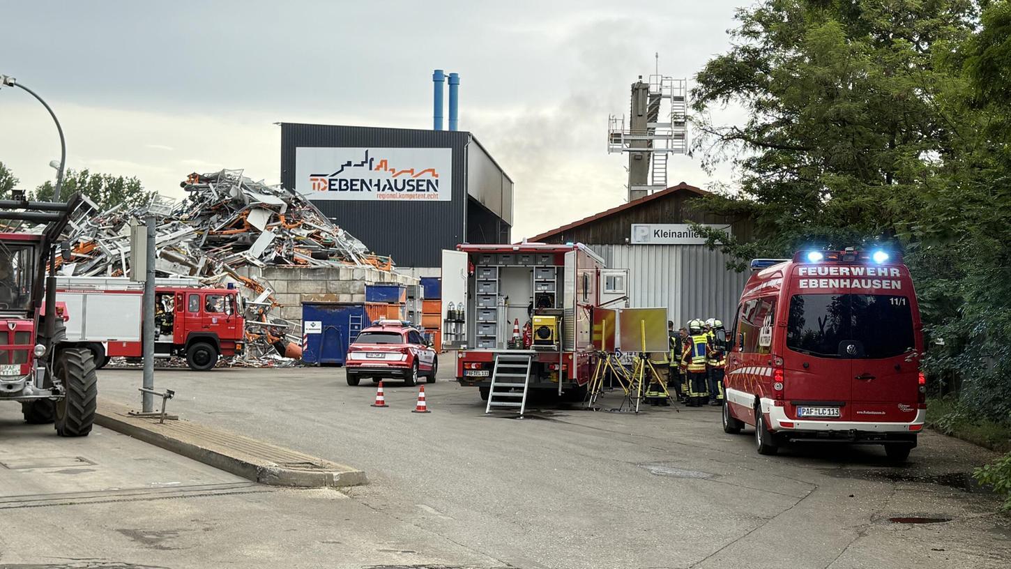 Eine Explosion in einem Gewerbebetrieb in Bayern löst einen Großeinsatz der Feuerwehr aus. Eine Explosion in einem Gewerbebetrieb in Bayern löst einen Großeinsatz der Feuerwehr aus.