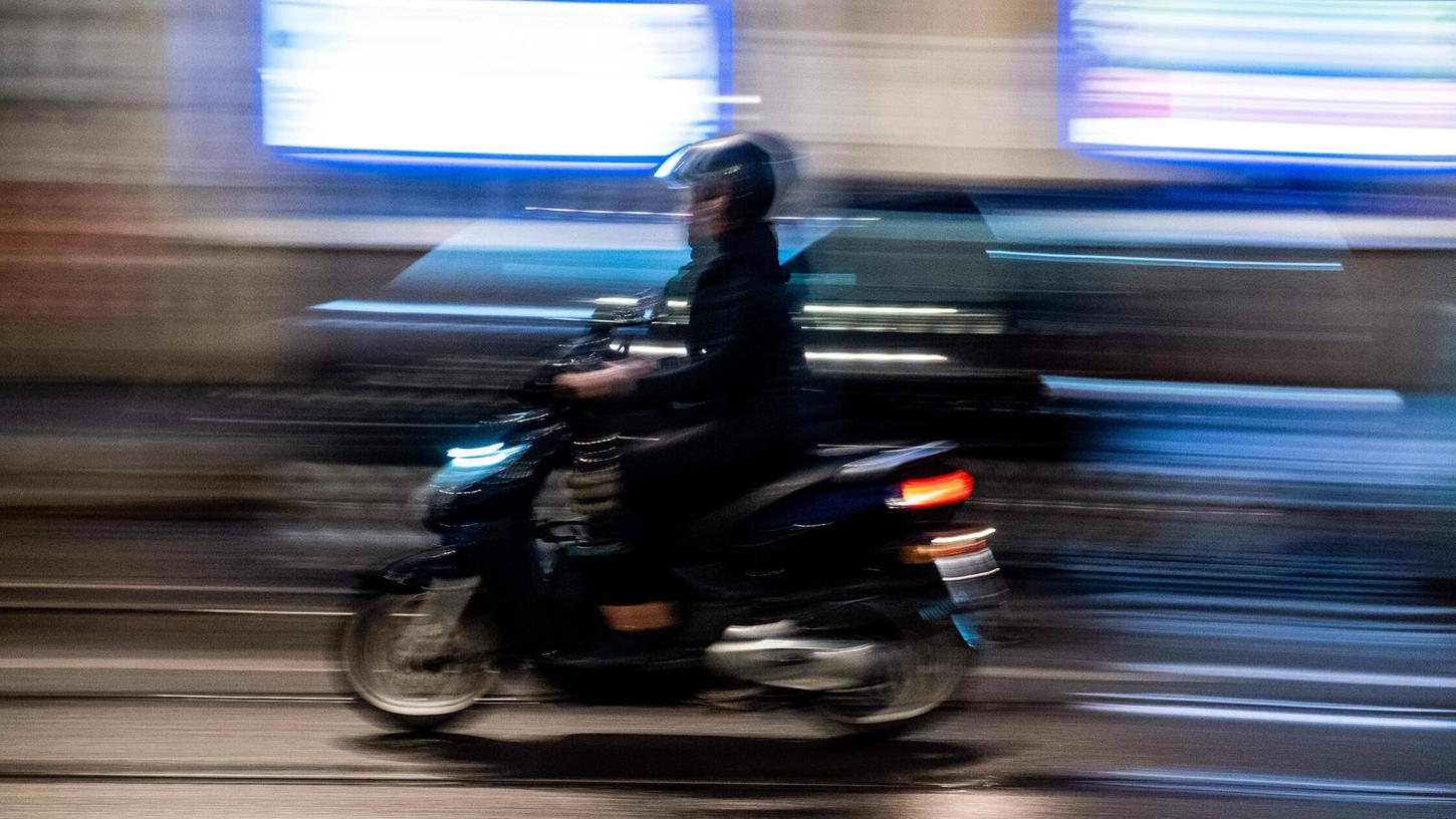 Ein dunkel gekleideter Rollerfahrer stieß in Postbauer-Heng mit einer 12-jährigen Radfahrerin zusammen (Smybolbild). Ein dunkel gekleideter Rollerfahrer stieß in Postbauer-Heng mit einer 12-jährigen Radfahrerin zusammen (Smybolbild).