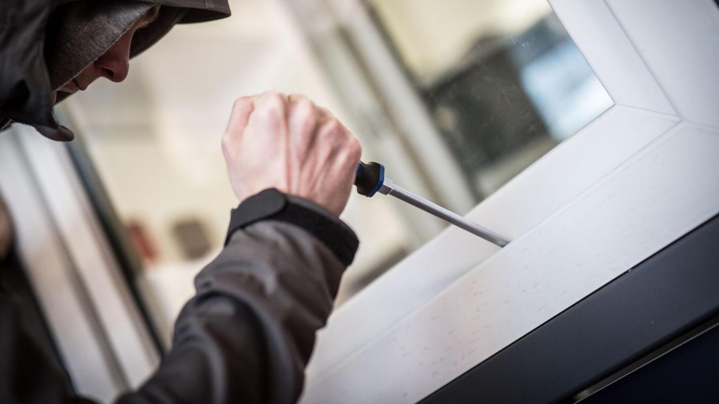 Einbruchserie in Schulen in Mittelfranken wohl geklärt - Polizei nimmt Verdächtige fest Einbruchserie in Schulen in Mittelfranken wohl geklärt - Polizei nimmt Verdächtige fest