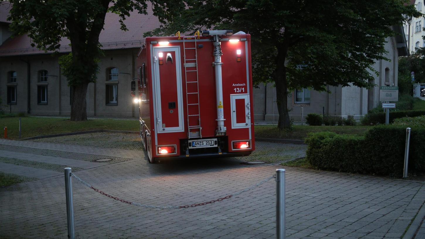 Große Aufregung herrschte am Dienstagabend (03.06.2025) in Ansbach. Zwei Bewohner eines Mehrfamilienhauses hatten ein Paket aus Prag erhalten, das ihnen verdächtig erschien. Große Aufregung herrschte am Dienstagabend (03.06.2025) in Ansbach. Zwei Bewohner eines Mehrfamilienhauses hatten ein Paket aus Prag erhalten, das ihnen verdächtig erschien.
