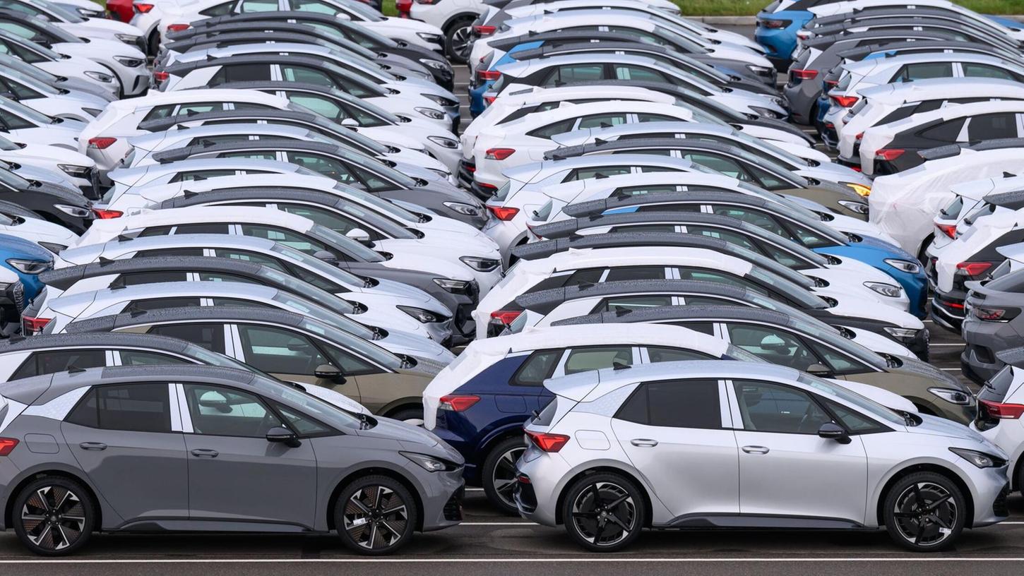 Die Nachfrage nach Elektroautos steigt weiter, insgesamt stagniert der Neuwagenmarkt in Deutschland aber. (Archivbild) Die Nachfrage nach Elektroautos steigt weiter, insgesamt stagniert der Neuwagenmarkt in Deutschland aber. (Archivbild)