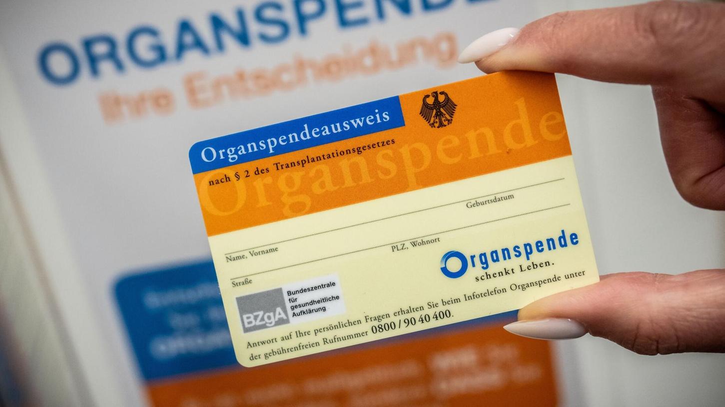 Mit einem Organspendeausweis kann jeder helfen, nach seinem Tod das Leben anderer Menschen zu retten. (Symbolbild) Mit einem Organspendeausweis kann jeder helfen, nach seinem Tod das Leben anderer Menschen zu retten. (Symbolbild)