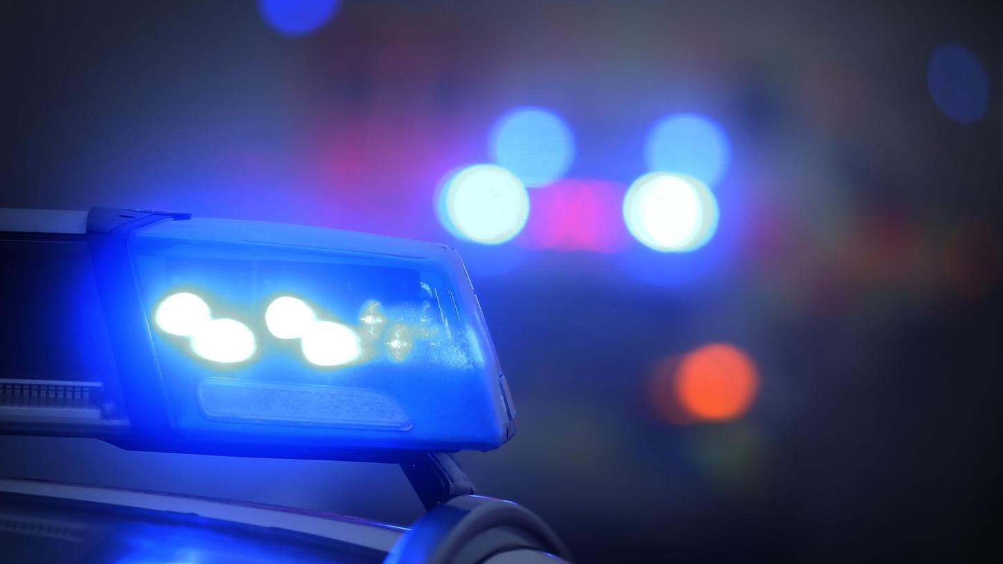 Nach einem Steinwurf auf einen Güterzug in Mittelfranken ermittelt die Polizei unter anderem wegen eines versuchten Tötungsdelikts. (Symbolbild) Nach einem Steinwurf auf einen Güterzug in Mittelfranken ermittelt die Polizei unter anderem wegen eines versuchten Tötungsdelikts. (Symbolbild)