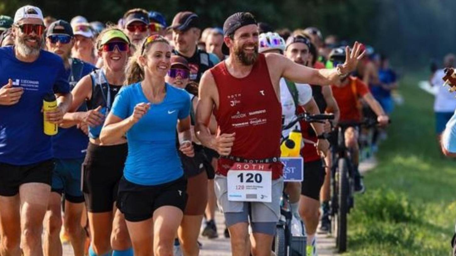 Jonas Deichmann (rechts) bei seiner Challenge 120 in Roth, bei der auch seine jetzige Freundin Josefine Rutkowski einige Langdistanzen mitgemacht hat. Jonas Deichmann (rechts) bei seiner Challenge 120 in Roth, bei der auch seine jetzige Freundin Josefine Rutkowski einige Langdistanzen mitgemacht hat.