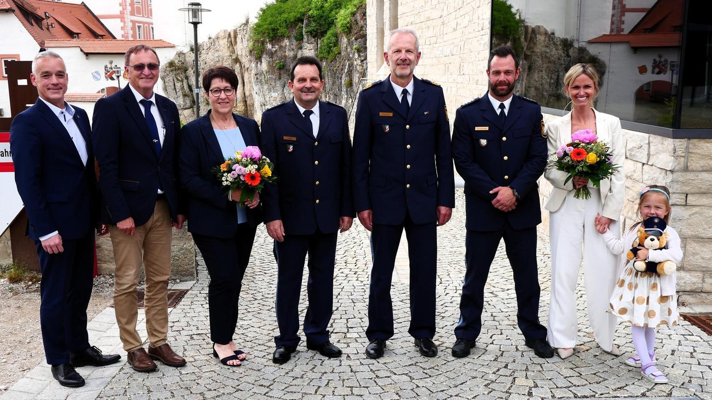 Amtswechsel bei der PI Parsberg: Der stellvertretende Personalratsvorsitzende Dietmar Winterberg, Bürgermeister Josef Bauer, Cordula und Karlheinz Dietl, Polizeipräsident Thomas Schöniger, Martin Schmidmeier und seine Lebensgefährtin Adriana Kraku mit Tochter Lara posieren für ein Erinnerungsfoto. Amtswechsel bei der PI Parsberg: Der stellvertretende Personalratsvorsitzende Dietmar Winterberg, Bürgermeister Josef Bauer, Cordula und Karlheinz Dietl, Polizeipräsident Thomas Schöniger, Martin Schmidmeier und seine Lebensgefährtin Adriana Kraku mit Tochter Lara posieren für ein Erinnerungsfoto.