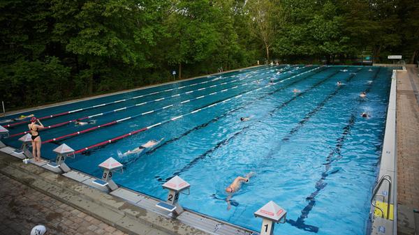 ARCHIV - 30.04.2025, Berlin: Schwimmer ziehen am e