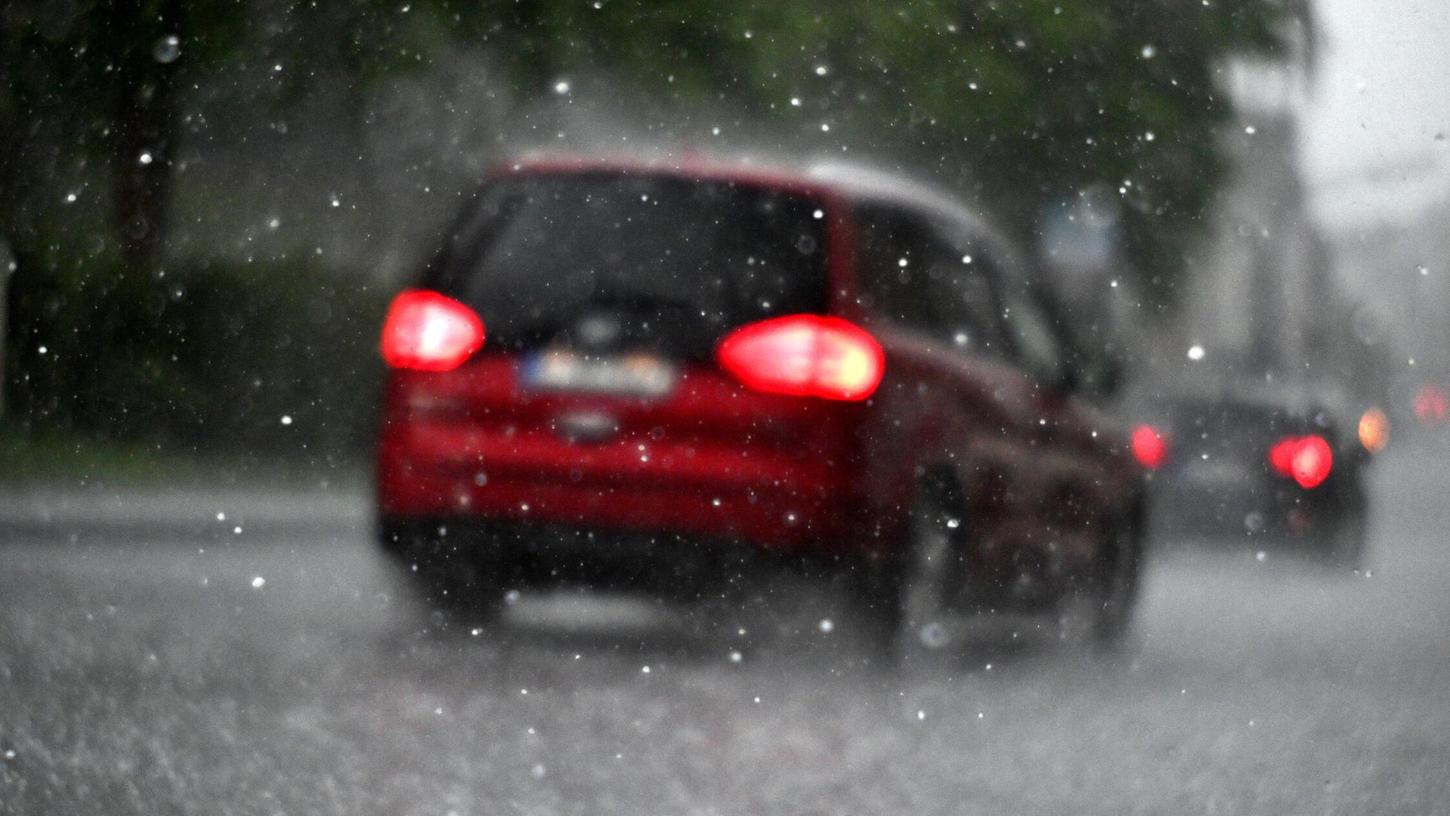 Bei Hagelschauern während der Fahrt sollte man unbedingt das Tempo drosseln und die Warnblinker nutzen. Bei Hagelschauern während der Fahrt sollte man unbedingt das Tempo drosseln und die Warnblinker nutzen.