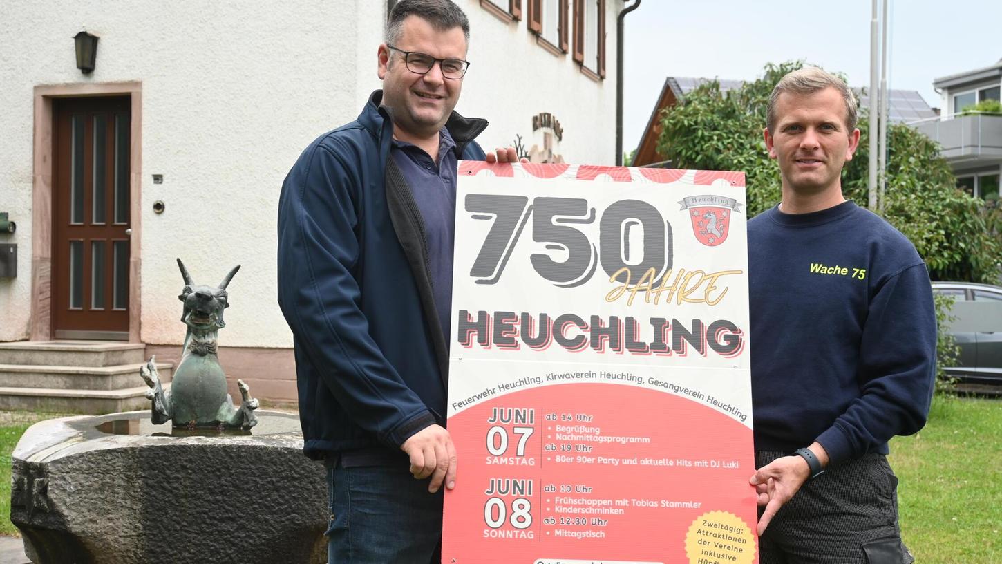 Stellvertretend für die drei Vereine, die das Jubiläumsfest in Heuchling organisieren, halten Kommandant der Heuchlinger Feuerwehr Andreas Stecher (links) und Vorsitzender Timo Keller (rechts) das Plakat vor dem ehemaligen Rathaus hoch. Stellvertretend für die drei Vereine, die das Jubiläumsfest in Heuchling organisieren, halten Kommandant der Heuchlinger Feuerwehr Andreas Stecher (links) und Vorsitzender Timo Keller (rechts) das Plakat vor dem ehemaligen Rathaus hoch.