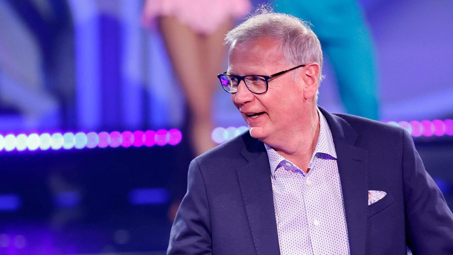Günther Jauch moderiert das Format seit 1999. Günther Jauch moderiert das Format seit 1999.
