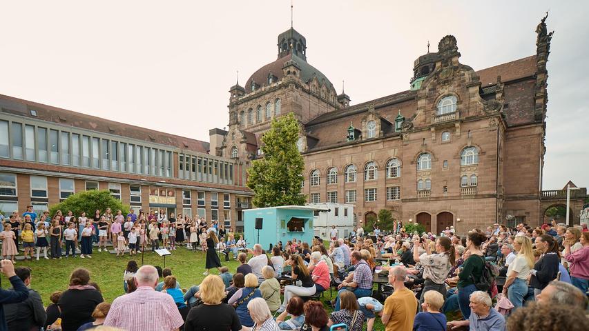 Die Wiese beim Opernhaus wird ab 5. Juni wieder zu einem Veranstaltungsgelände. Die Wiese beim Opernhaus wird ab 5. Juni wieder zu einem Veranstaltungsgelände.