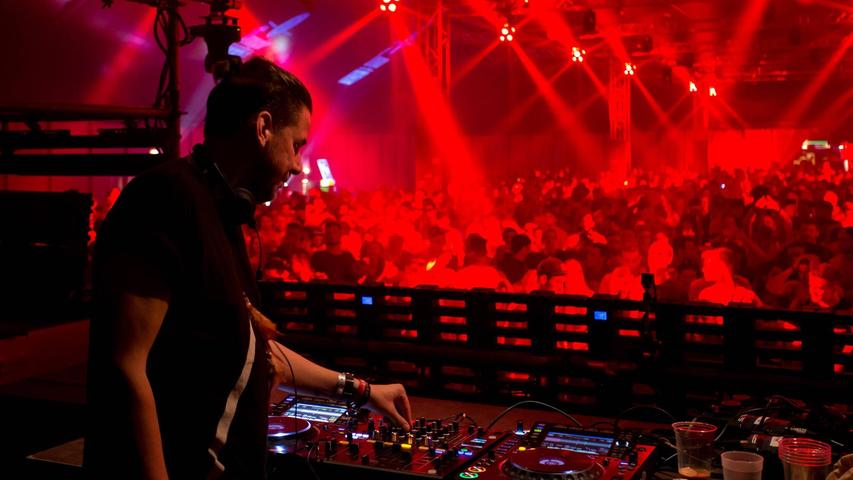 Feiert am 7. Juni im Hirsch das 20-jährige Bestehen seines Labels Stil vor Talent: Oliver Koletzki. Feiert am 7. Juni im Hirsch das 20-jährige Bestehen seines Labels Stil vor Talent: Oliver Koletzki.
