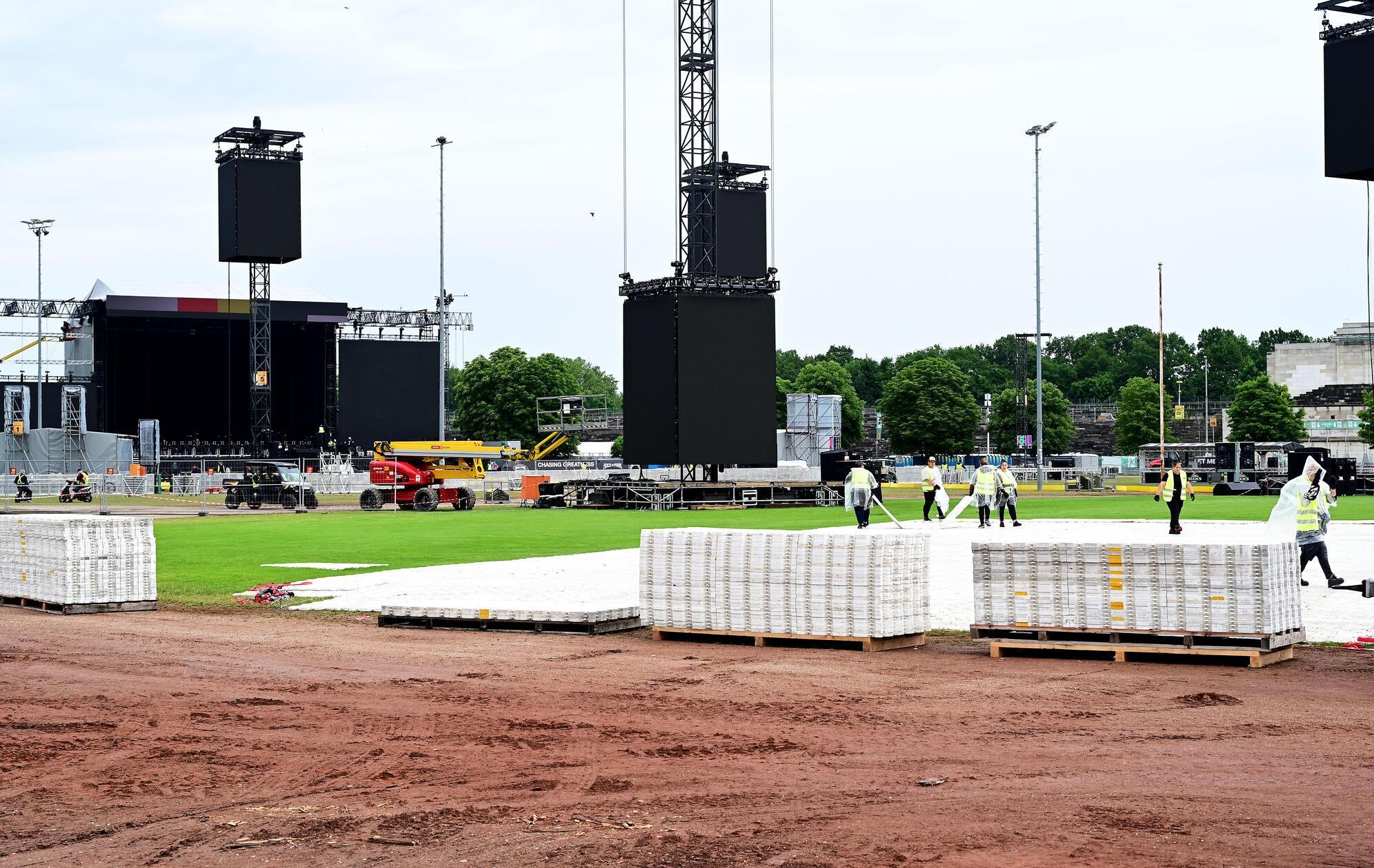 Kurz vor dem Start des Festivals gaben die Veranstalter einen Einblick in die Vorbereitungen, wie hier an der Zeppelinfeld Utopia Stage.