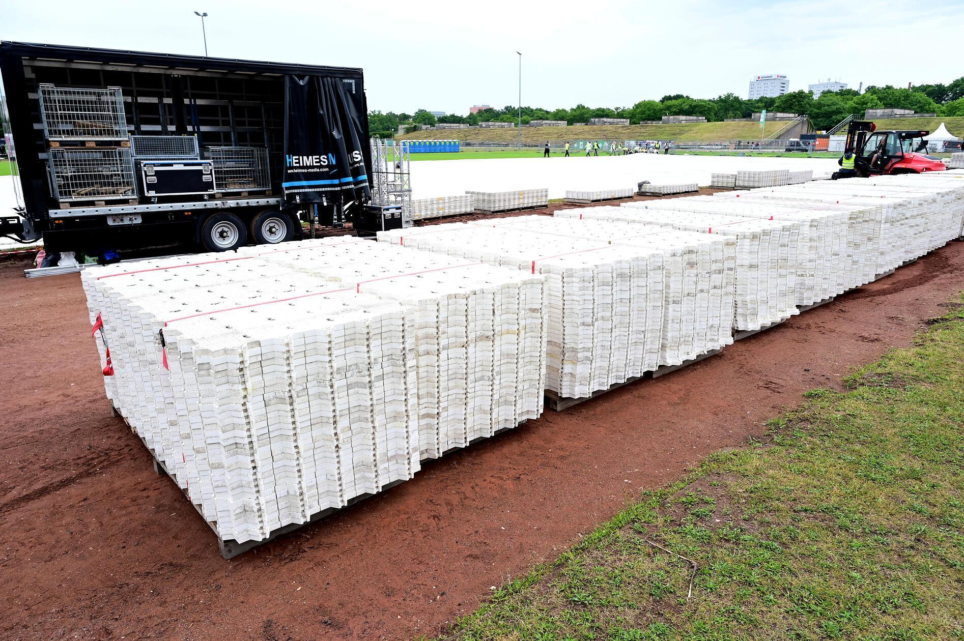 Bodenplatten schützen den Rasen auf dem Zeppelinfeld.