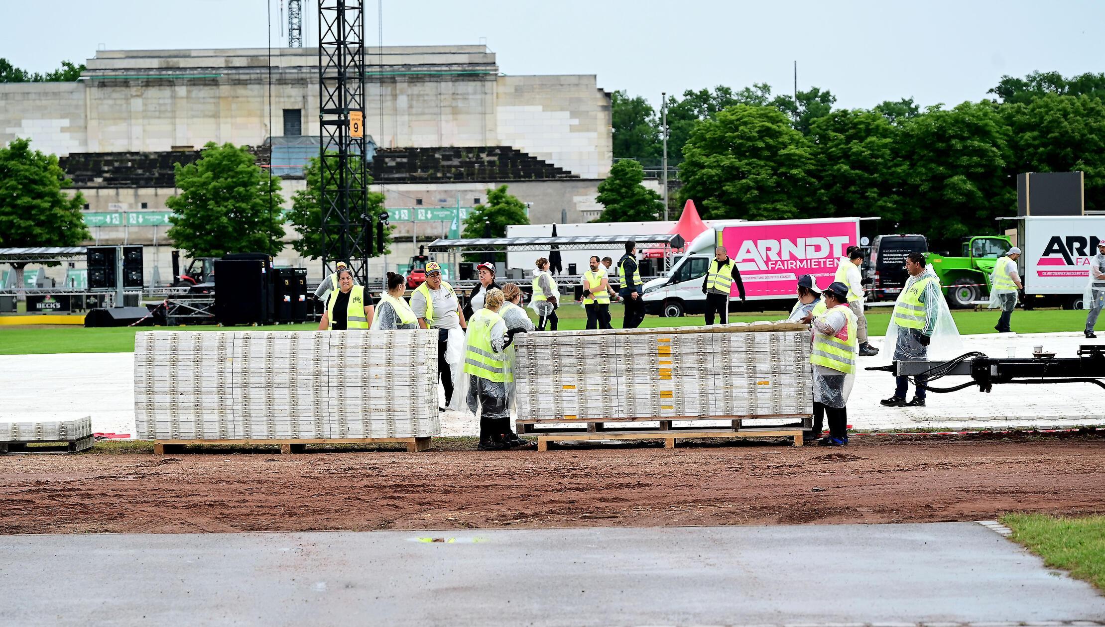 Die Helfer haben noch jede Menge zu tun, aktuell laufen die Vorbereitungen auf Hochtouren.