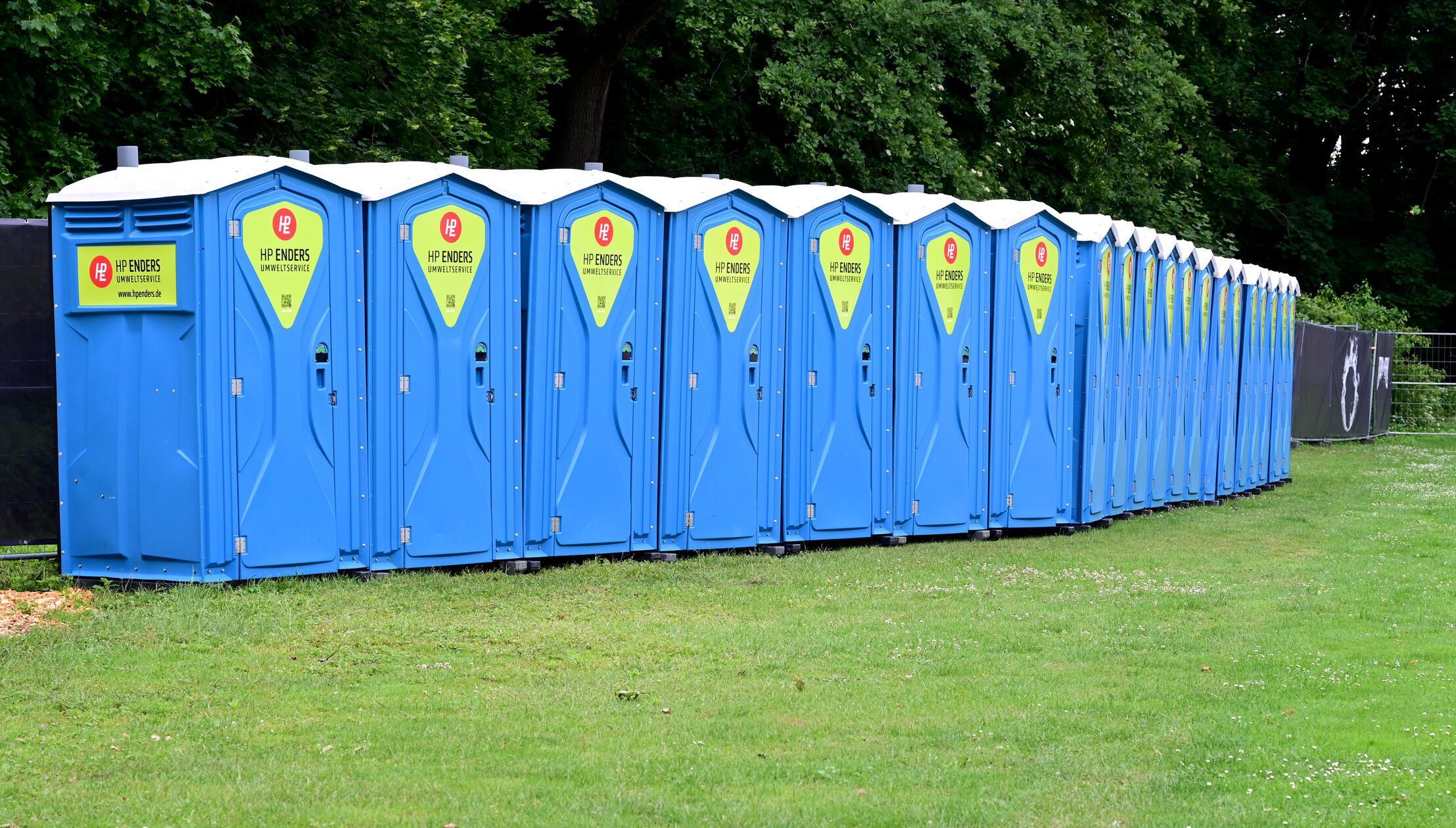 Auch die ersten Toiletten stehen schon...