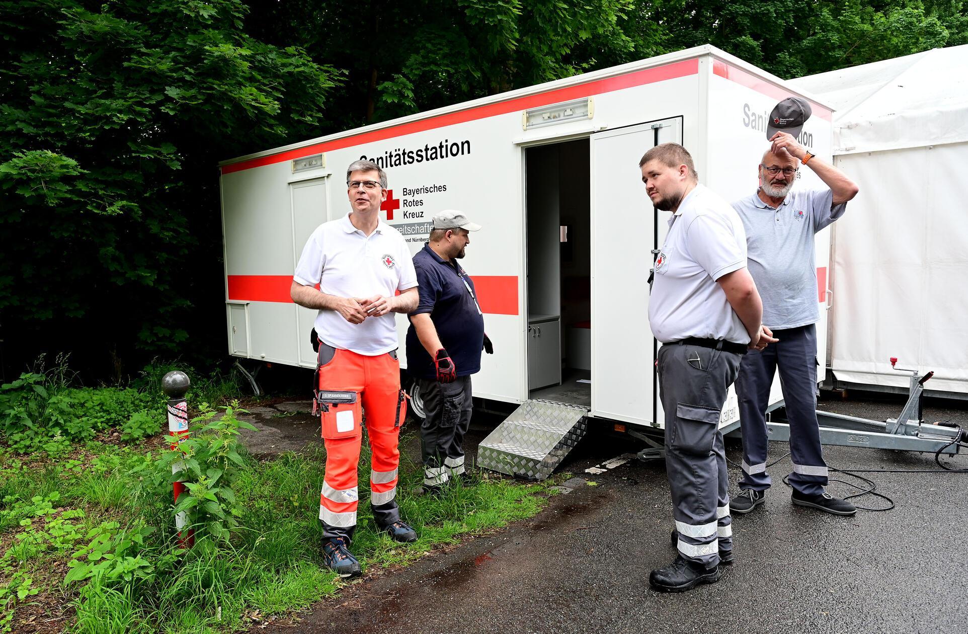 Die Helfer des BRK richten das Medical Center ein.
