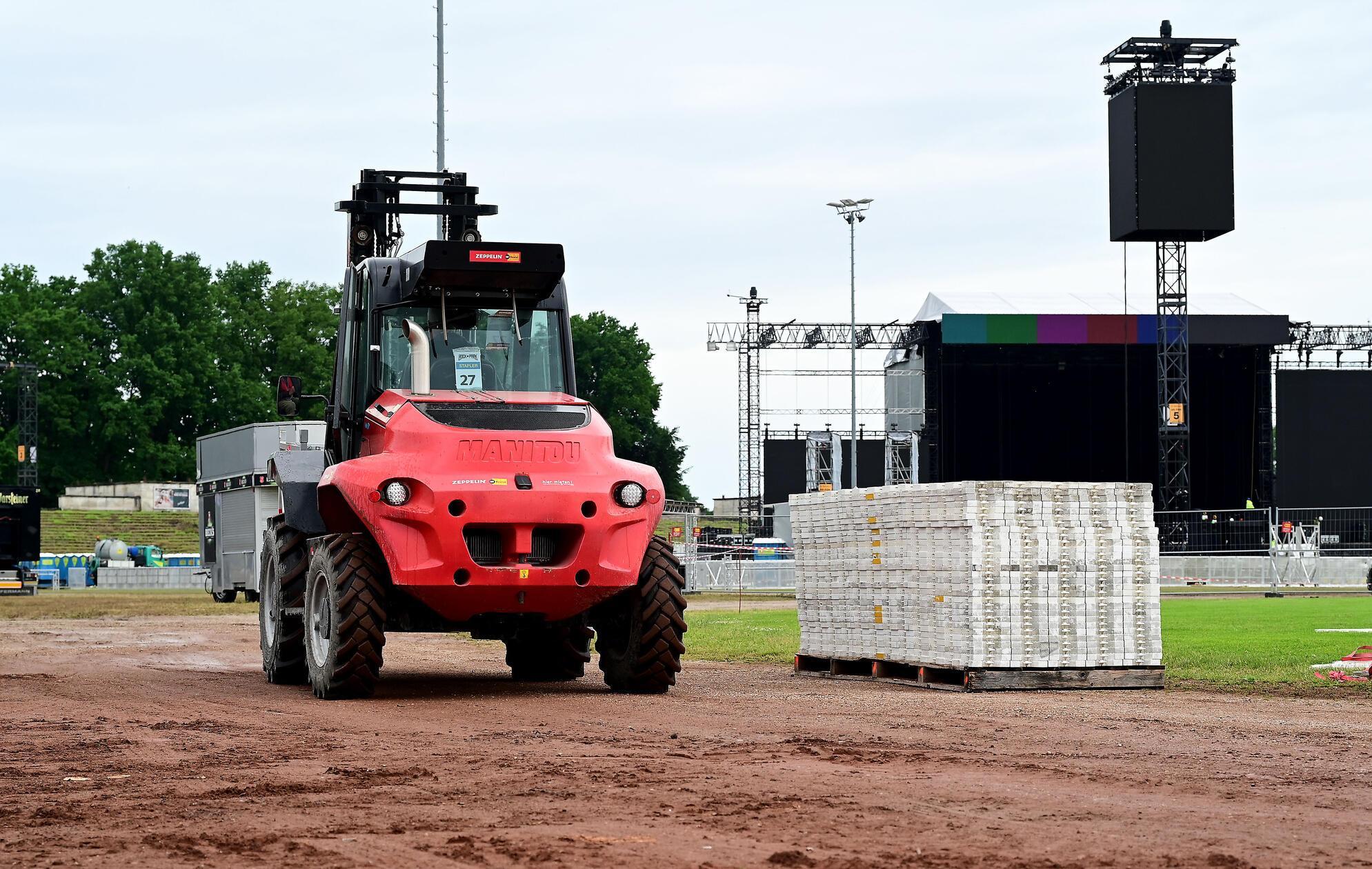 Rund 48 Stunden vor dem offiziellen Start arbeiten zahllose Helfer am Aufbau von Bühnen und Co.