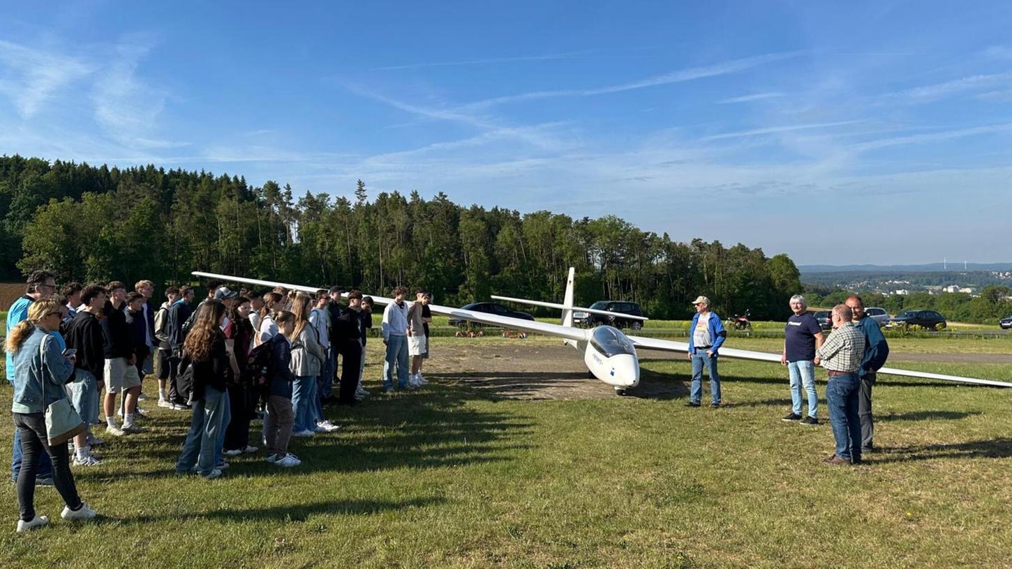 Schüler aus Eschenbach hatten einen besonderen Projekttag am Pegnitzer Flugplatz beim Flugsportverein. Schüler aus Eschenbach hatten einen besonderen Projekttag am Pegnitzer Flugplatz beim Flugsportverein.