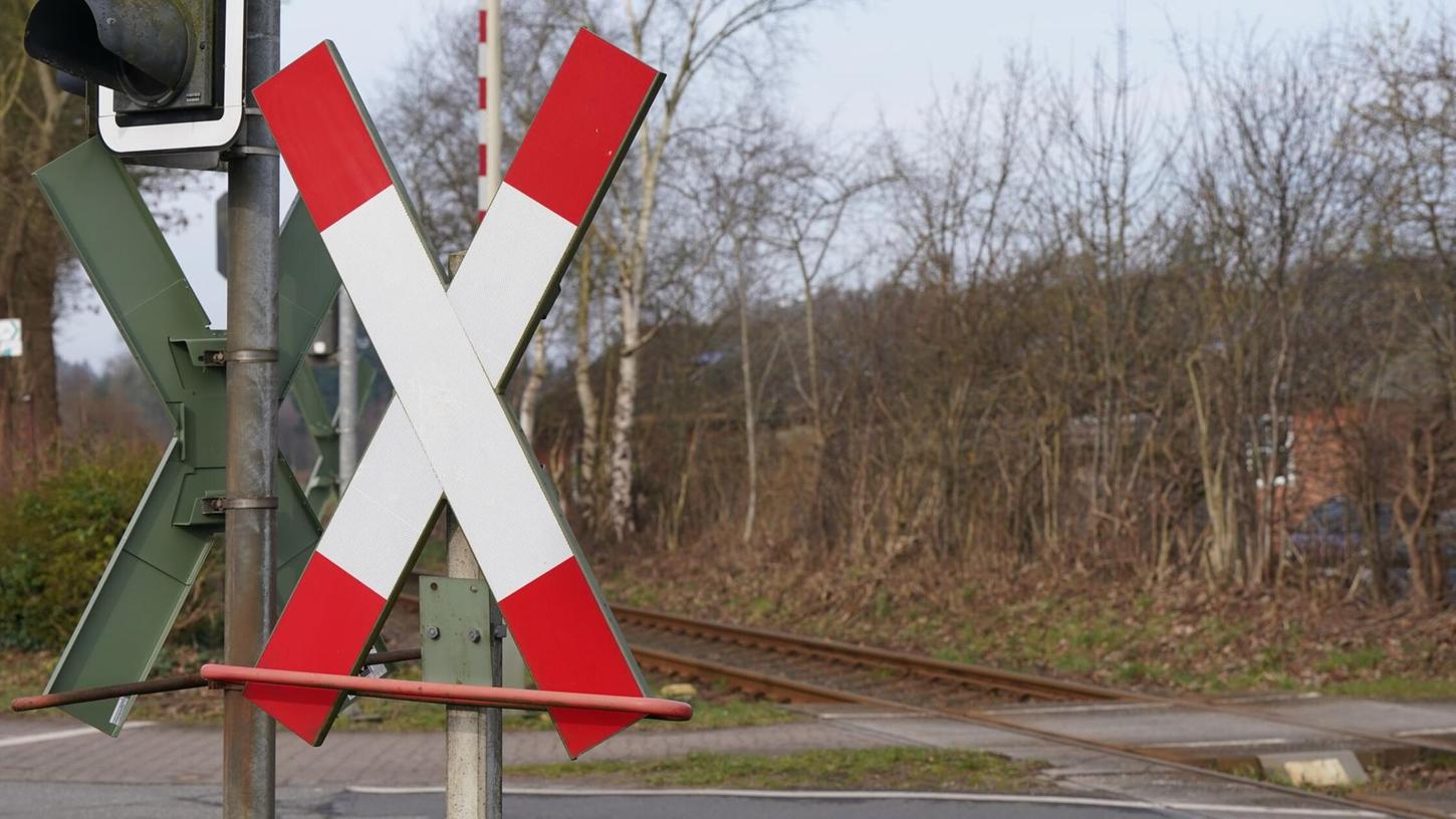 An einem Bahnübergang in Schleswig-Holstein ist es zu einem tödlichen Unfall gekommen. (Illustration) An einem Bahnübergang in Schleswig-Holstein ist es zu einem tödlichen Unfall gekommen. (Illustration)