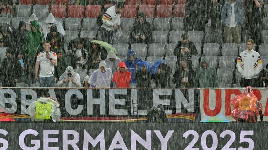 Die Zuschauer versuchten, irgendwie trocken zu bleiben. Die Zuschauer versuchten, irgendwie trocken zu bleiben.
