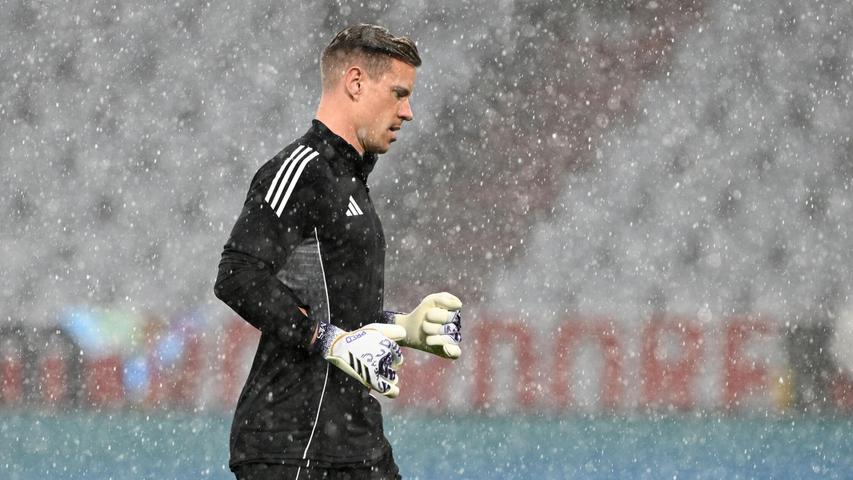 Wurde vom Unwetter beim Aufwärmen gestört: Marc-André ter Stegen Wurde vom Unwetter beim Aufwärmen gestört: Marc-André ter Stegen