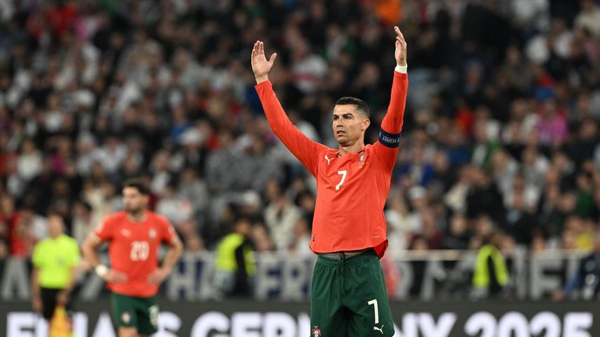 Ronaldo erzielt einen Treffer gegen das deutsche Team. Ronaldo erzielt einen Treffer gegen das deutsche Team.