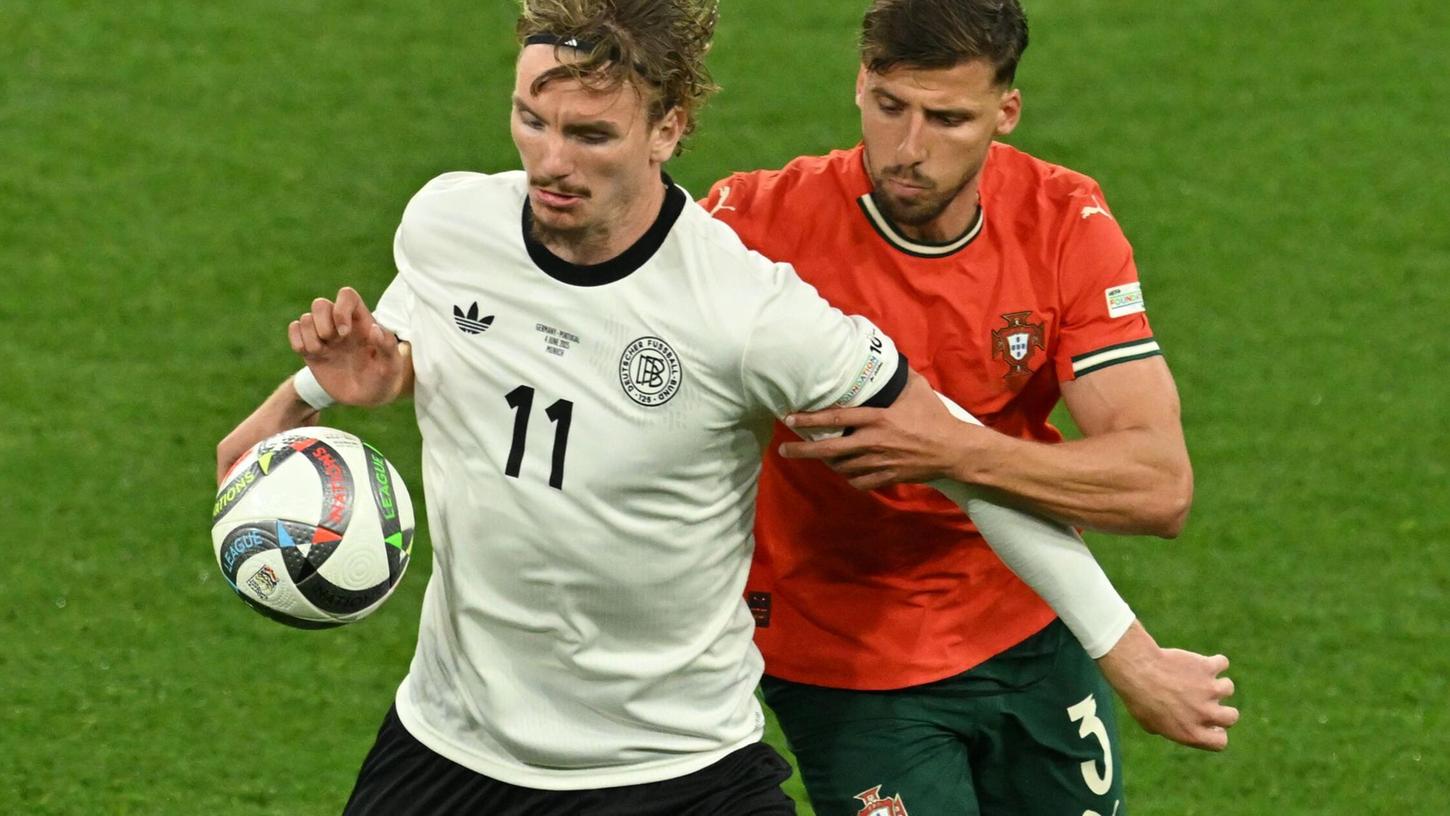 Nick Woltemade (l) hatte bei seinem Länderspiel-Debüt gegen Portugals Abwehrrecken einen schweren Stand. Nick Woltemade (l) hatte bei seinem Länderspiel-Debüt gegen Portugals Abwehrrecken einen schweren Stand.