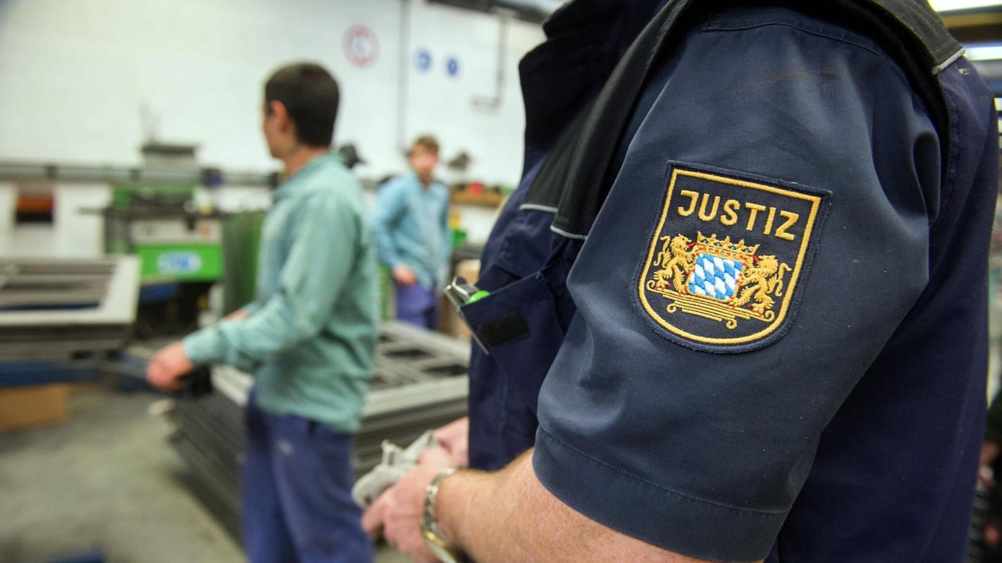 In Bayerns Gefängnissen herrscht für die meisten Häftlinge eine Arbeitspflicht, die Stundenlöhne sind aber im Vergleich zu normalen Jobs niedrig. (Archivbild) In Bayerns Gefängnissen herrscht für die meisten Häftlinge eine Arbeitspflicht, die Stundenlöhne sind aber im Vergleich zu normalen Jobs niedrig. (Archivbild)