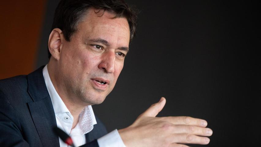 Arbeit hinter Gittern dient der Resozialisierung und nicht dem Gewinn, das ist für Justizminister Georg Eisenreich (CSU) klar. (Archivbild) Arbeit hinter Gittern dient der Resozialisierung und nicht dem Gewinn, das ist für Justizminister Georg Eisenreich (CSU) klar. (Archivbild)