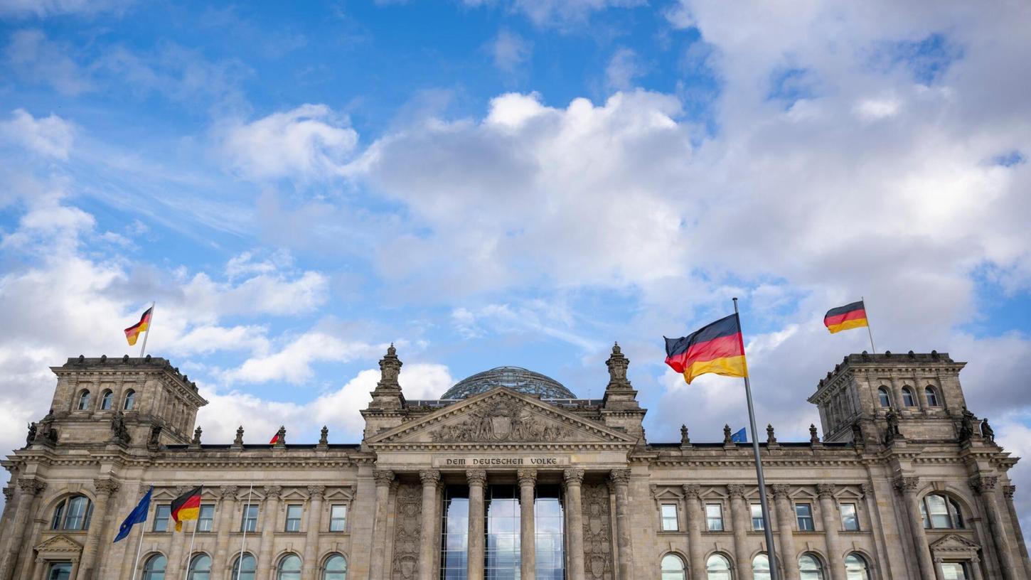 Am 1. Juli erhalten die Abgeordneten des Bundestags mehr Geld. Am 1. Juli erhalten die Abgeordneten des Bundestags mehr Geld.