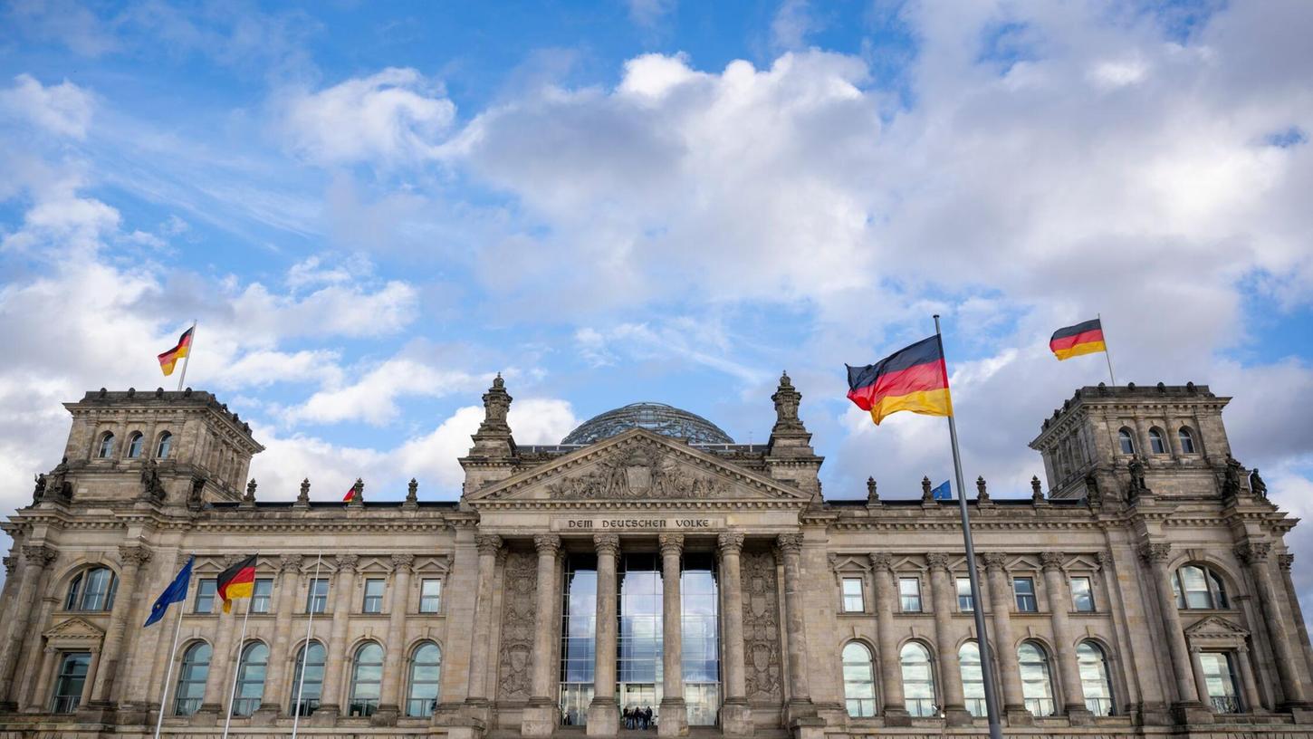 Am 1. Juli erhalten die Abgeordneten des Bundestags mehr Geld. Am 1. Juli erhalten die Abgeordneten des Bundestags mehr Geld.