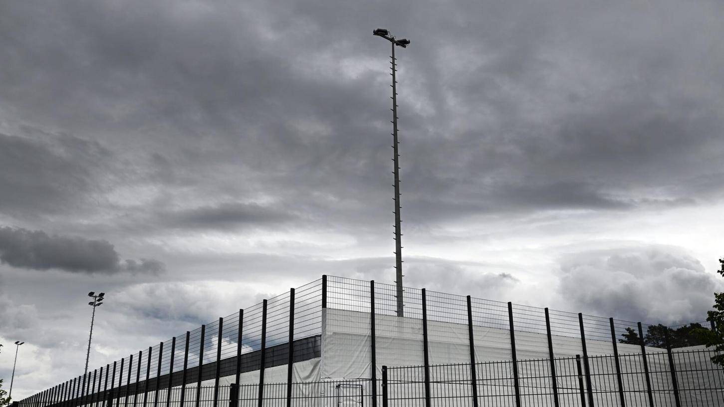 Dunkle Wolken über dem Trainingsplatz: Das Wetter passte zur tristen Stimmung im DFB-Quartier am Tag nach dem 1:2 gegen Portugal. Dunkle Wolken über dem Trainingsplatz: Das Wetter passte zur tristen Stimmung im DFB-Quartier am Tag nach dem 1:2 gegen Portugal.