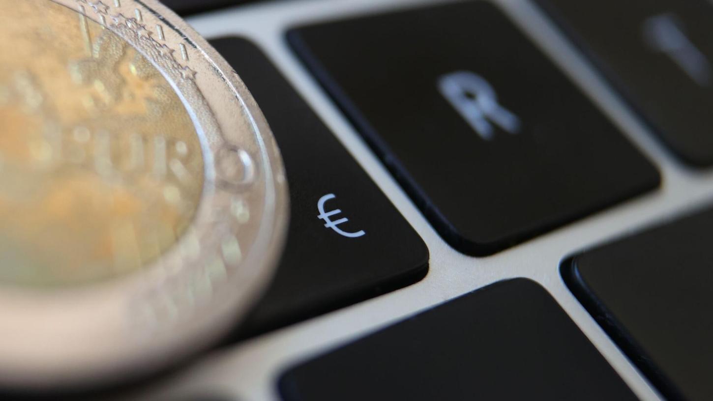 Die Einführung des digitalen Euro wird nach einer Studie der Beratungsgesellschaft PwC erhebliche Kosten für europäische Banken verursachen. Die Einführung des digitalen Euro wird nach einer Studie der Beratungsgesellschaft PwC erhebliche Kosten für europäische Banken verursachen.