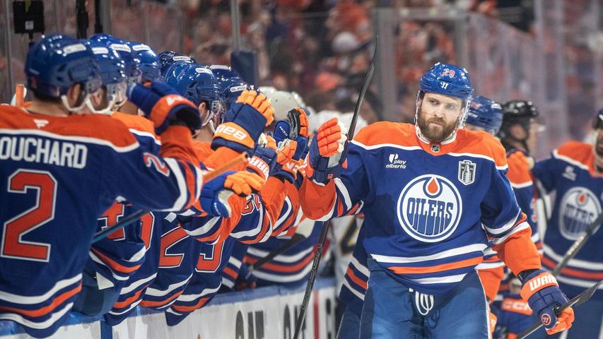 Leon Draisaitl wird nach seinem Treffer von seinen Teamkollegen gefeiert. Leon Draisaitl wird nach seinem Treffer von seinen Teamkollegen gefeiert.