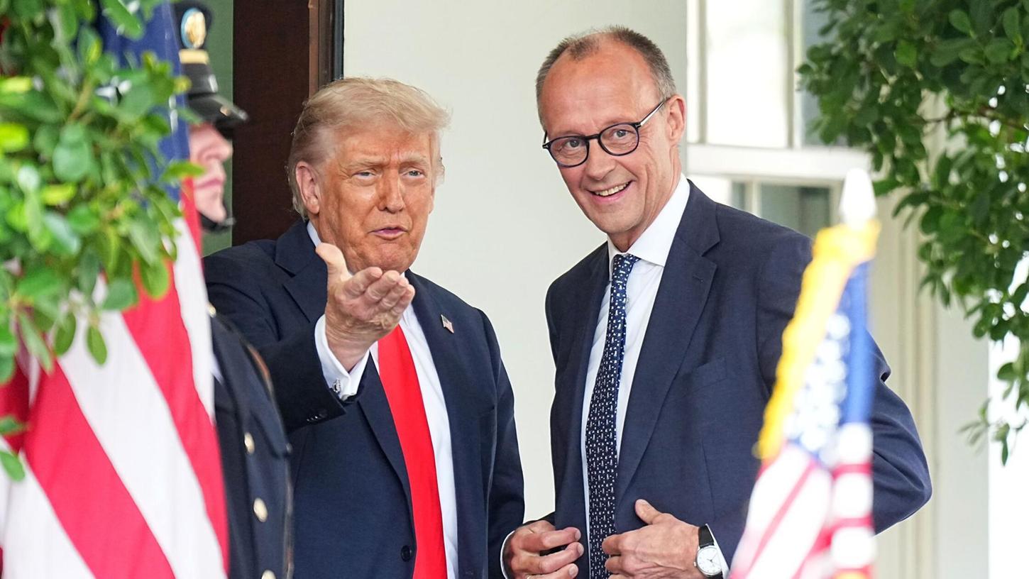 Trump gab sich bei der Begegnung betont freundlich, machte Merz Komplimente für sein gutes Englisch und klammerte mögliche strittige Themen weitgehend aus. Trump gab sich bei der Begegnung betont freundlich, machte Merz Komplimente für sein gutes Englisch und klammerte mögliche strittige Themen weitgehend aus.