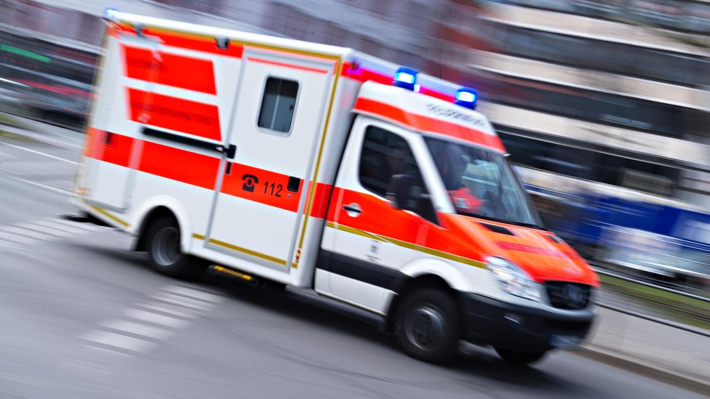 Ein Krankenwagen bringt das verletzte Kind in eine Klinik. (Symbolbild) Ein Krankenwagen bringt das verletzte Kind in eine Klinik. (Symbolbild)