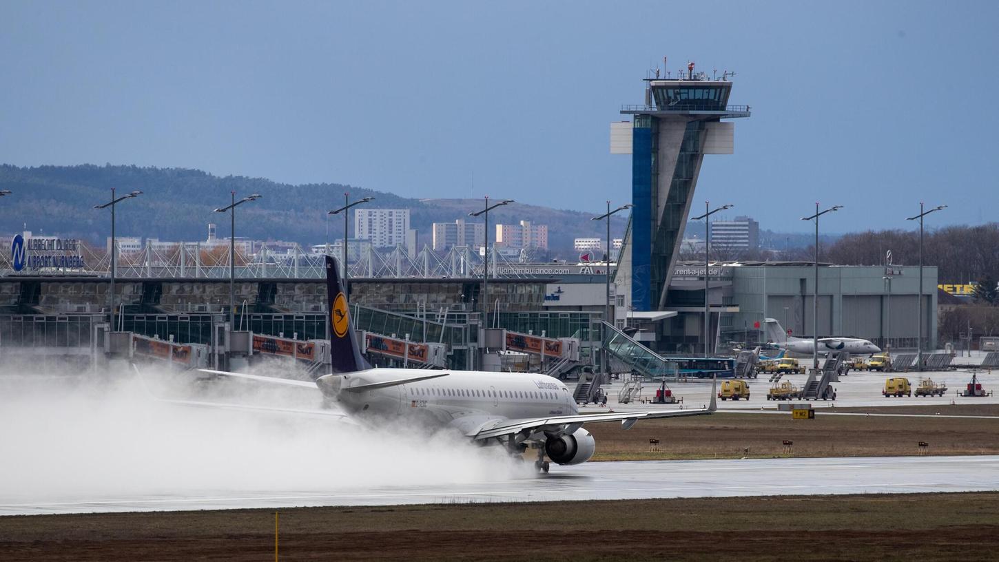 Eine Lufthansa-Maschine startet vom Albrecht Dürer Airport. In den Pfingstferien werden knapp 300.000 Passagiere erwartet. Eine Lufthansa-Maschine startet vom Albrecht Dürer Airport. In den Pfingstferien werden knapp 300.000 Passagiere erwartet.